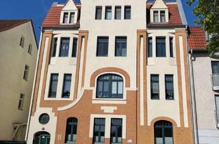 Wohnung mieten in Mittelstraße 17, 06749 Bitterfeld-Wolfen, Großzügige 2-Raum-Wohnung mit Balkon und Einbauküche in charmanten Altbau