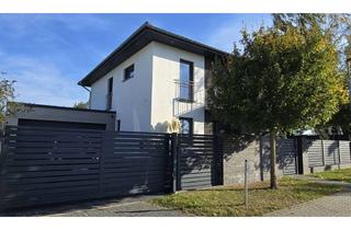 Villa kaufen in 12529 Schönefeld, Provisionsfrei, Stadtvilla (A+) in Rotberg (Schönefeld) am Feld mit Privatsphäre, Garage, Kamin&Pool