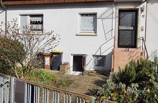 Wohnung kaufen in Krähenstraße 12, 70736 Fellbach, 3-Zi-Whg. + Hobbyraum mit Bad in 2-Familienreihenhaus