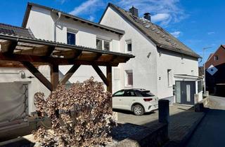 Haus kaufen in Neustadt, 35647 Waldsolms, Charmantes Zweifamilienhaus mit Garten, Garagen und Nebengebäuden