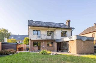 Einfamilienhaus kaufen in 50389 Wesseling, Freistehendes Einfamilienhaus mit EBK, Parkettböden, Kamin, Balkon, Terrasse, Garten + 2 Garagen