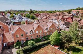 Wohnung kaufen in 21335 Lüneburg, Ruhige Stadtwohnung mit zusätzlicher Nutzfläche von 25 m² im Dachgeschoss