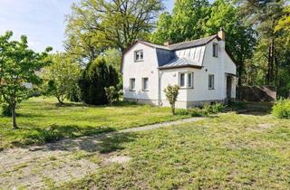 Grundstück zu kaufen in 14612 Falkensee, Baugrundstück mit Altbestand – individuelle Neubauoption in grüner Umgebung