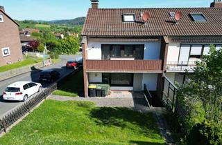 Haus kaufen in Eichsfelder Str. 17, 37213 Witzenhausen, Attraktives Reihenendhaus mit Terrasse, Balkon und zwei Garagen in guter Lage von Witzenhausen