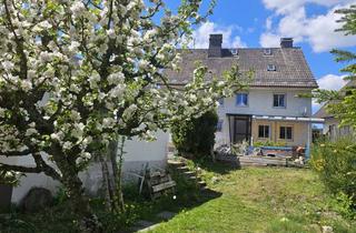 Haus kaufen in 79853 Lenzkirch, Charmantes Ein-/Zweifamilienhaus mit großem Garten, 5 Garagen & Holz- Pelletheizung (2024)