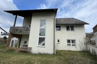 Haus kaufen in Schwalbachweg, 95666 Mitterteich, Geräumiges Zweifamilienhaus mit Südbalkon, Garage und schönem Garten!