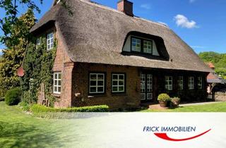 Haus kaufen in 23744 Schönwalde, Stilvolles Reetdachhaus auf parkähnlichem Grundstück