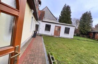 Doppelhaushälfte kaufen in 39387 Oschersleben, Doppelhaushälfte mit Garage und großem Gartengrundstück