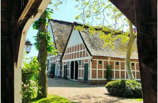 Bauernhaus kaufen in 21683 Stade, Traditionelles, reetgedecktes Fachwerkbauernhaus Ensemble mit Stall und Gästehaus