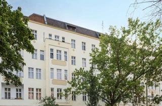 Wohnung kaufen in Osloer Straße 110, 13359 Wedding, Bezugsfreie, sanierte 2-Zimmer-Altbauperle mit Aufzug & Balkon