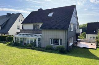 Haus kaufen in Am Etzelsberg 35, 59929 Brilon, Großes Einfamlienhaus mit Einliegerwohnung, zwei Garagen und Garten