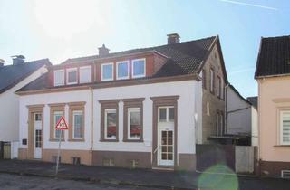 Doppelhaushälfte kaufen in 32791 Lage, Im Ortskern: Doppelhaushälfte mit viel Platz & Anbau