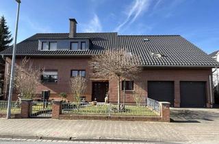 Anlageobjekt in 31275 Lehrte, Lehrte -Ahlten: Solides Mehrfamilienhaus in Toplage mit großem Grundstück, zwei Garagen und zusät