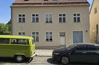 Anlageobjekt in 15344 Strausberg, Gepflegtes 3-Parteien-Wohnhaus mit Garage als Investment mit Soll-Faktor 16,5
