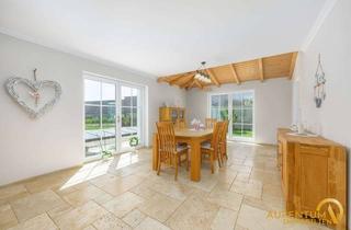 Einfamilienhaus kaufen in 93173 Wenzenbach, Modernes Einfamilienhaus mit großem Grundstück, Pool und Doppelgarage