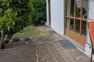 Wohnung kaufen in 82256 Fürstenfeldbruck, Fürstenfeldbruck - 2-Zimmer EG-Eigentumswohnung mit Garten in gepflegtem 8-Familienh