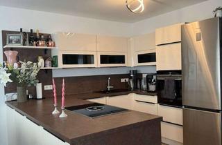 Wohnung kaufen in Pyrbaumer Straße 5a, 92353 Postbauer-Heng, Geschmackvolle 3-Zimmer-Wohnung in Postbauer-Heng mit Gartenanteil