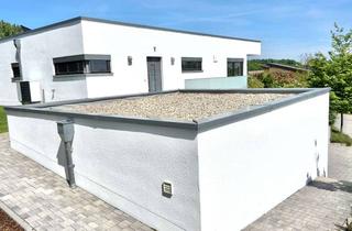 Haus kaufen in Eichenfeld 44, 94104 Tittling, Neuwertiger Flachdach-Bungalow mit Fernblick