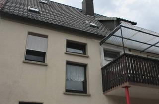 Mehrfamilienhaus kaufen in 97493 Bergrheinfeld, Bergrheinfeld - Dreifamilienhaus auf teilbarem Grundstück mit bebaubarer Teilfläche für ein weiteres Wohnhaus.Mögliche Jahresmieteinnahme 16.320,00 ? in Bergrheinfeld