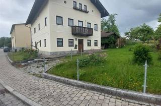 Haus kaufen in 83139 Söchtenau, Älteres Wohnhaus mit 2 Wohnungen in zentraler Lage mit großem Grundstück, bereits freigestellt*
