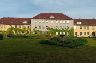 Wohnung kaufen in 06846 Siedlung, Wohnen mit Ausblick ins Grüne – Lichtdurchflutete 4-Zimmer-Wohnung mit Loggia in ruhiger Lage von De