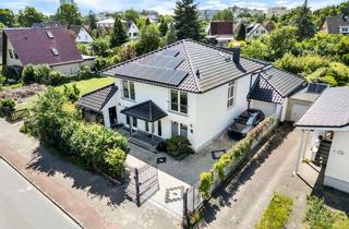 Villa kaufen in 22850 Norderstedt, Exklusive Villa mit Natur-Schwimmteich - unmittelbar an der Nordgrenze Hamburgs