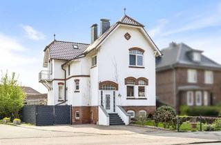 Villa kaufen in 27474 Cuxhaven, Stilvolle Altbauvilla mit großzügigem Wohnkonzept und Kamin, Sauna & Garagen- und Außenstellplätzen