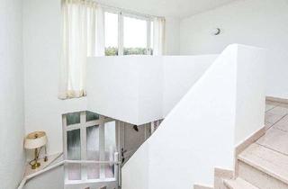 Wohnung kaufen in 23627 Groß Grönau, Imposante Maisonette-Wohnung mit Haus-im-Haus-Charakter, 4 Balkonen, Doppelcarport und Sauna!