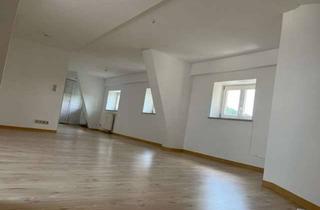 Wohnung mieten in Anton-Ulrich-Straße 52, 98617 Meiningen, Neuwertige DG-Wohnung mit zweieinhalb Zimmern und Einbauküche in Meiningen
