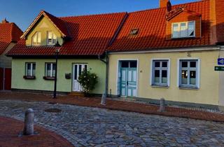 Haus kaufen in Mauerstrasse 15/16, 18311 Ribnitz-Damgarten, Geräumiges, preiswertes Doppelhaus in Ribnitz-Damgarten mit unterkellerter Garage
