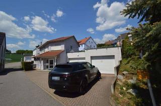 Anlageobjekt in 93138 Lappersdorf, Rendite 4,4%!Zweifamilienhaus (DHH) mit 2 Whgen (Praxis+freiwerd. 3-Zi.Whg) u. 5 Stellpl.+1 Garage