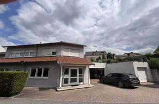 Anlageobjekt in 93138 Lappersdorf, Rendite 4,4%!Zweifamilienhaus (DHH) mit 2 Whgen (Praxis+freiwerd. 3-Zi.Whg) u. 5 Stellpl.+1 Garag...