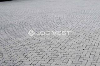 Büro zu mieten in 93073 Neutraubling, Befestigte Freifläche mit Verwaltungsgebäude und hellen Büroflächen nahe der A3!