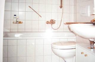 Wohnung kaufen in Möhringer Straße 3/c, 70178 Süd, Stilvolle, neuwertige 3-Raum-Dachgeschosswohnung mit geh. Innenausstattung mit Balkon, EBK, TG-Stell