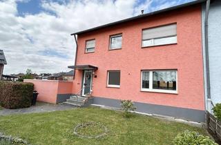 Haus kaufen in 50127 Bergheim, Ein- bis Zweifamilienhaus mit zwei Garagen, Terrasse und Garten in ruhiger Lage.