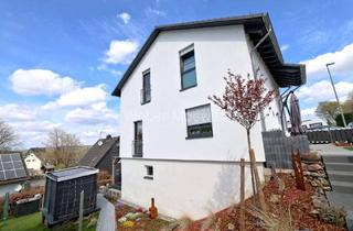 Einfamilienhaus kaufen in 51580 Reichshof, Freistehendes Einfamilienhaus mit Einliegerwohnung (KfW 55), Garten, Garage und Photovoltaik-Anlage