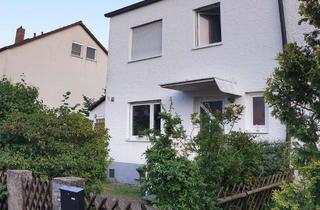 Haus mieten in Dompfaffstr. 67, 91056 Alterlangen, Preiswertes, modernisiertes 4,5-Raum-Reihenendhaus mit EBK in Erlangen Alterlangen