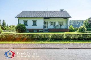 Einfamilienhaus kaufen in 54597 Burbach, Freistehendes Einfamilienhaus mit eingebauter Garage - Ortsrandlage mit traumhaftem Blick