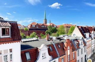 Anlageobjekt in 23568 Lübeck, Lübecker Altstadtinsel. Altstadthaus mit Dachterrasse und tollem Ausblick.
