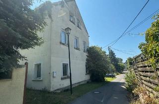 Haus kaufen in 04703 Leisnig, Leisnig - Gebäude mit großem grünen Gartengrundstück, zum Selbstausbau