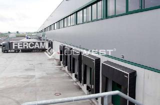 Gewerbeimmobilie mieten in 16356 Ahrensfelde, Halle mit Regalierung nahe der A10!