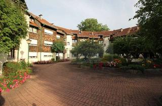 Wohnung kaufen in 78073 Bad Dürrheim, Zentral wohnen am Park - 2-Zi.-Dachgeschosswohnung mit Sonnenbalkon und TG-Stellplatz im Herzen von