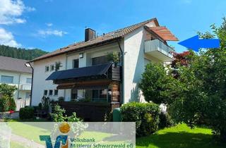 Wohnung kaufen in 77756 Hausach, Sonniges Wohnglück! 3-Zimmer-Dachgeschosswohnung mit Balkon, Gartenanteil und Carport in Hausach