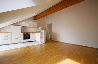 Wohnung kaufen in 82041 Oberhaching, Gemütliche 2-Zimmer-Dachgeschosswohnung im Zentrum von Oberhaching
