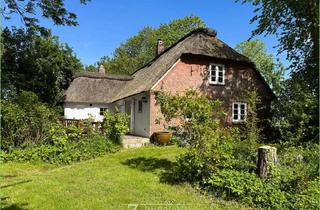Haus kaufen in 25836 Poppenbüll, Wo Rosen blühen und Geschichte wohnt – Reetdachhaus in ruhiger Lage**