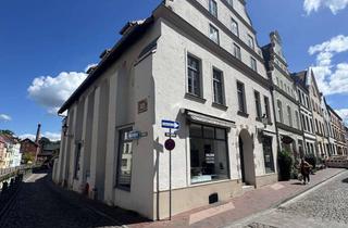 Gewerbeimmobilie mieten in Schweinsbrücke 11, 23966 Altstadt, Ihr Geschäft im Mittelpunkt: Lichtdurchflutete Gewerbefläche mit Rundum-Schaufenster