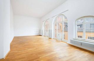 Loft kaufen in 86150 Augsburg, Altbaucharme trifft Großzügigkeit – Stilvolle 2-Zimmer-Wohnung in bester Altstadtlage