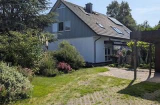 Haus kaufen in 27404 Zeven, Wohnhaus mit zwei Wohneinheiten, Terrasse, Garten und Doppelcarport