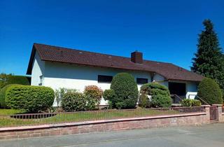 Haus kaufen in 67685 Schwedelbach, Schwedelbach - Freistehender Winkelbungalow mit Einliegerwohnung und gepflegter Gartenanlage