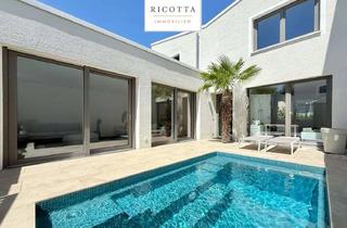 Haus kaufen in 73773 Aichwald, Atriumhaus mit lichtdurchflutetem Innenhof und beheiztem Pool - Mallorca Flair in Aichwald